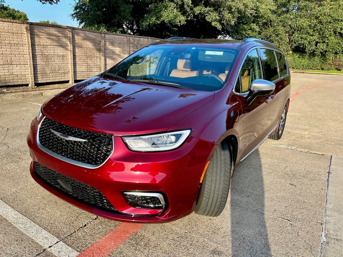 2023 Chrysler Pacifica Pinnacle in red