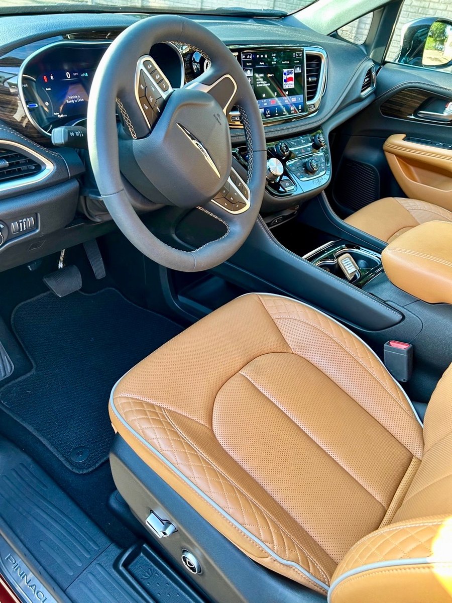 2023 Chrysler Pacifica-pinnacle-interior-2-carpro.jpg 