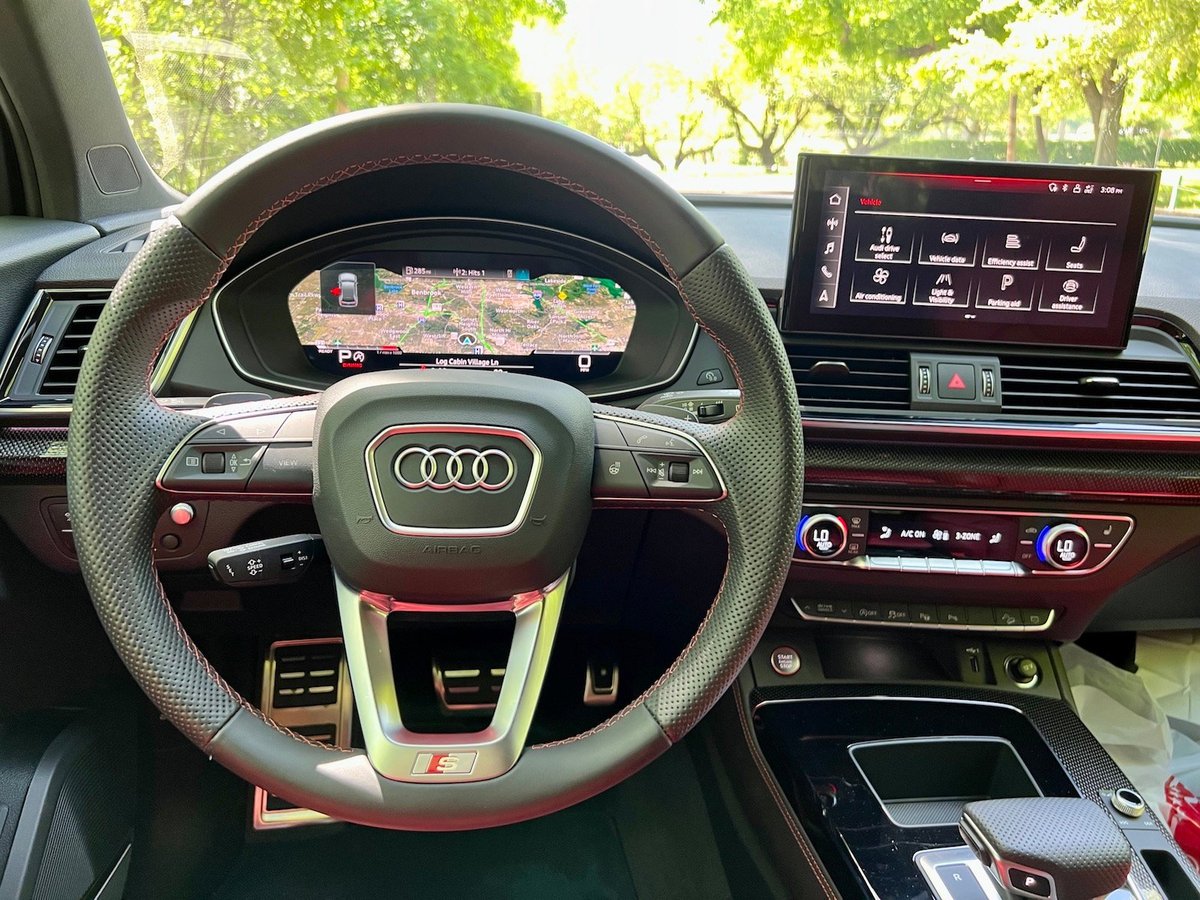 2023-AudiSQ5-Prestige-steering-wheel-cockpit-map