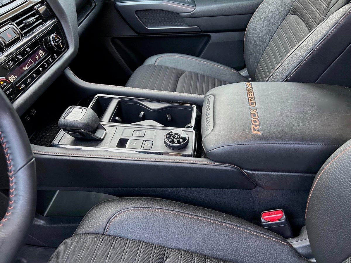 nissan pathfinder 2023 interior negro