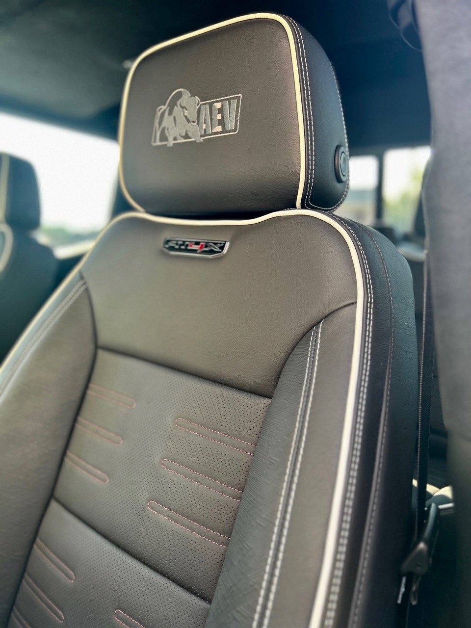 2023-gmc-sierra-at4v-aev-edition-logo-seat-carpro