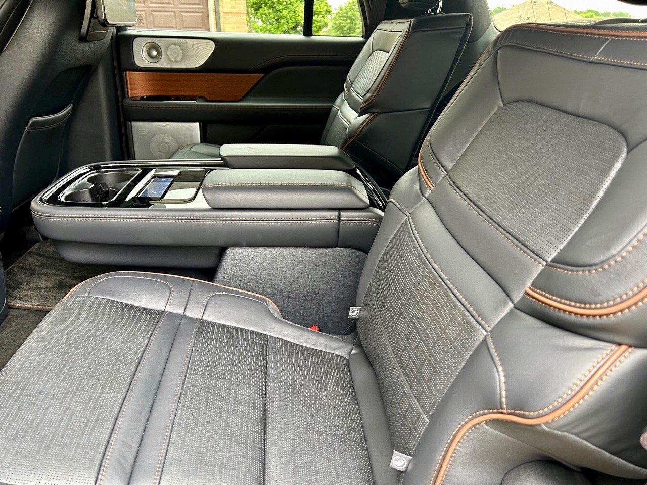 2023-lincolnc navigator-l-black-label-2nd-row-carpro.