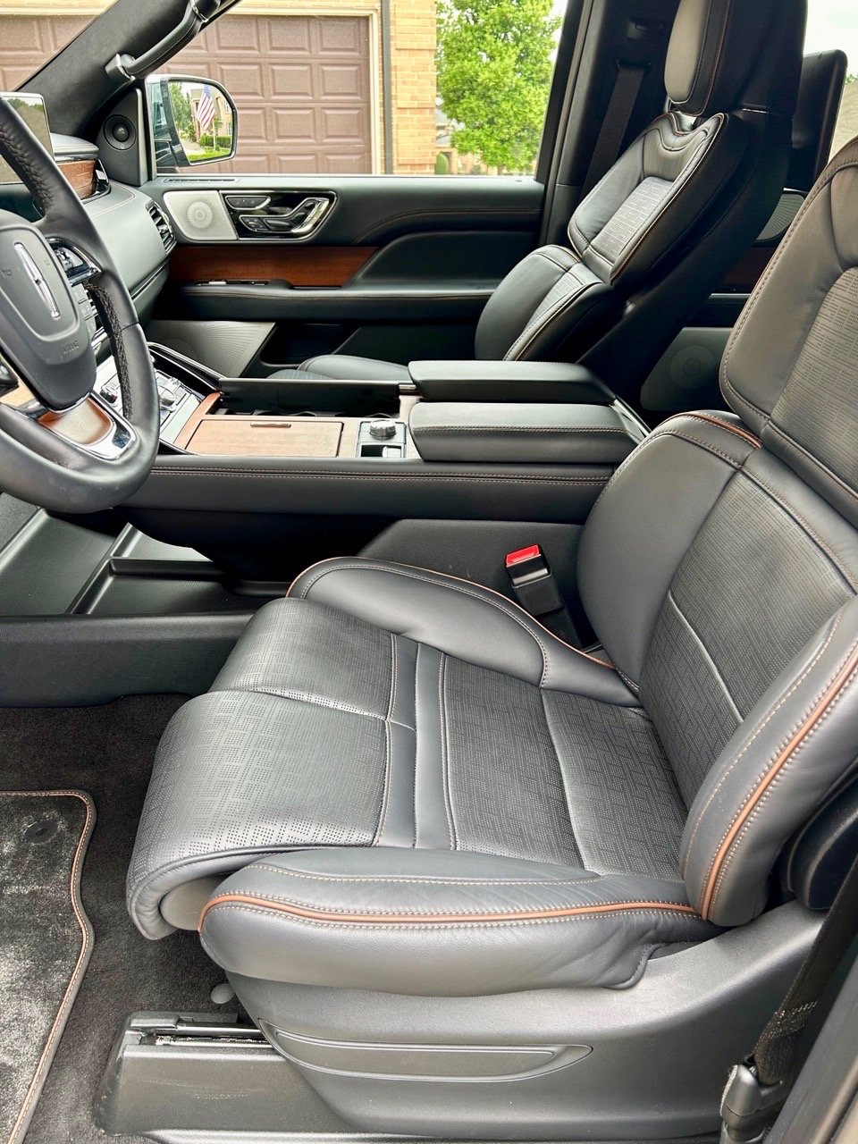 2023-lincolnc navigator-l-black-label-front-row-carpro.