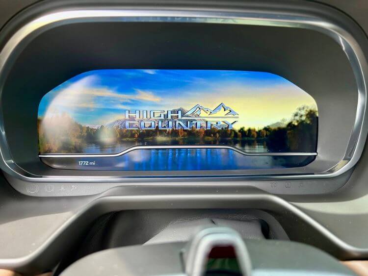 2024-Chevrolet-suburban-high-country-digital-display-logo-carpro..jpg