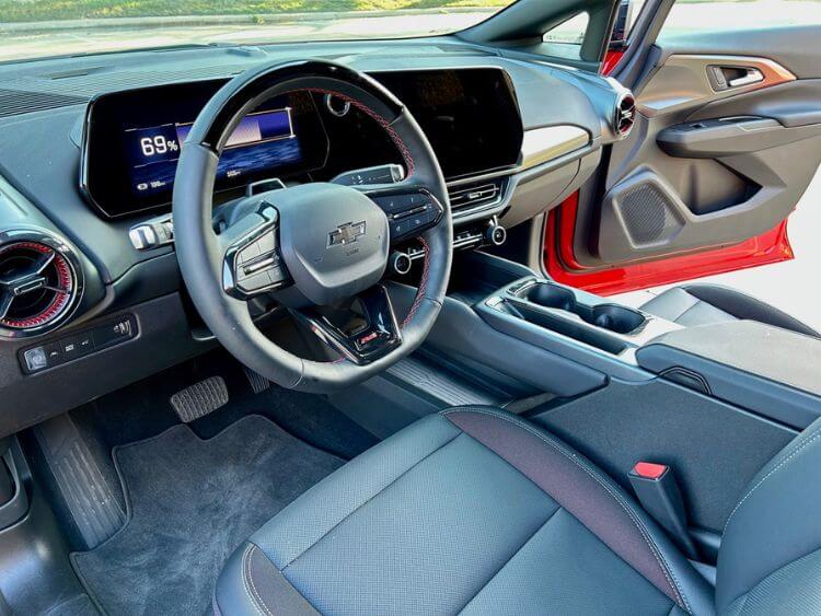 2024-chevrolet-equinoix-ev-CU-interior-carpro