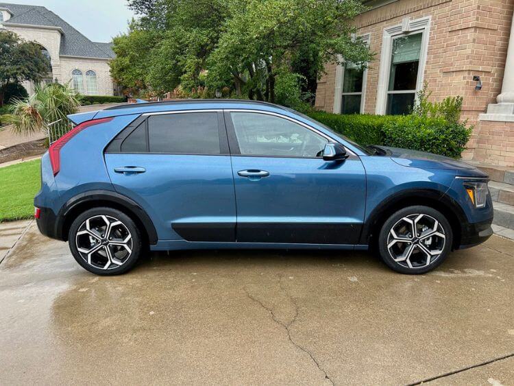 2024-kia-niro-hybrid-profile