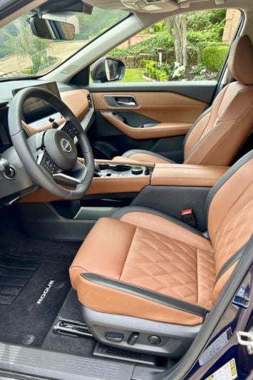2024-nissan-rogue-platinum-front-row-2-jerry-carpro.jpg