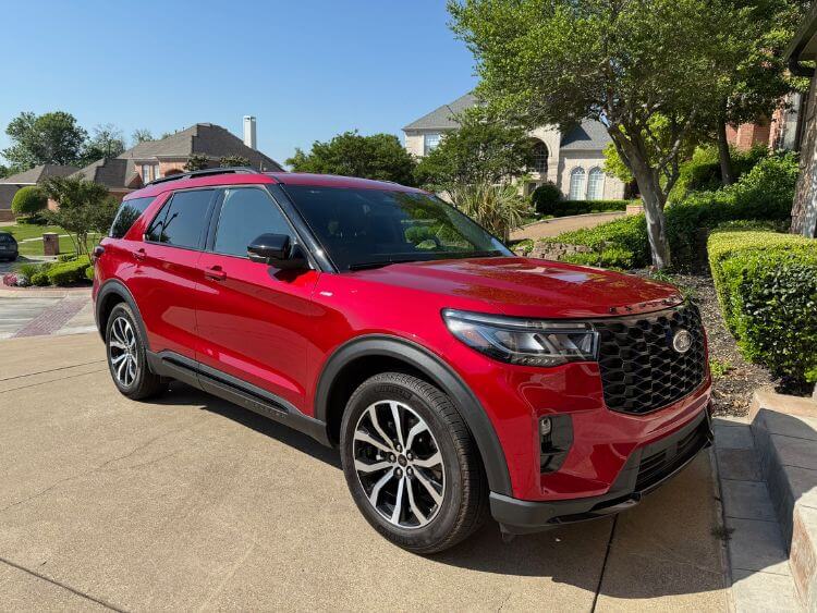 2025-Ford-Explorer ST-Line-driveway