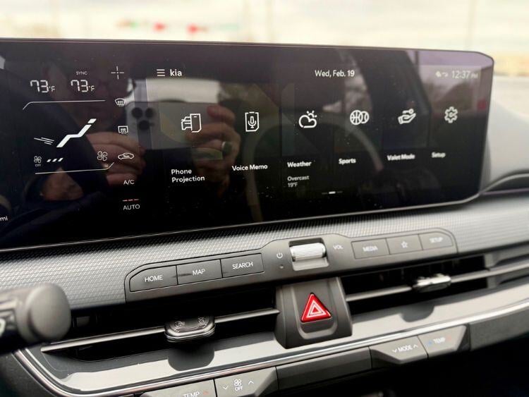 2025-Kia-K4-GT-Line-touchcreen-2-carpro .jpg
