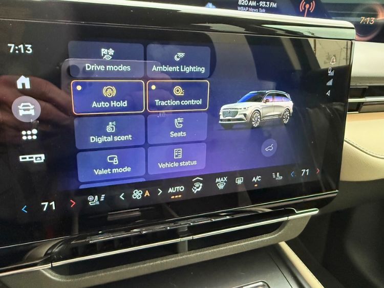 2025-Lincoln-Nautilus-Reserve-auto-holda-traction-control-1jpg