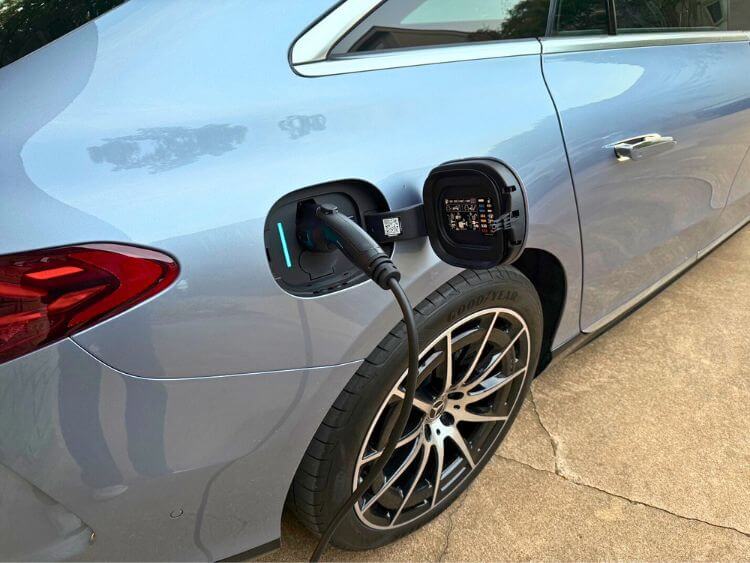 2025-Mercedes-Benz-EQS450-4Matic-charging-port-carpro