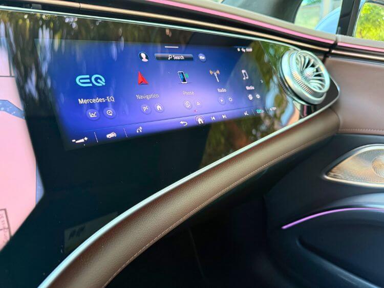 2025-Mercedes-Benz-EQS450-4Matic-passenger-screen-carpro