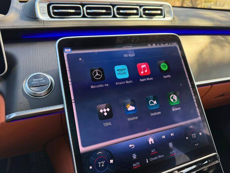 2025-Mercedes-Benz-s580-e-touchscreen-tablet-3-carpro.jpg
