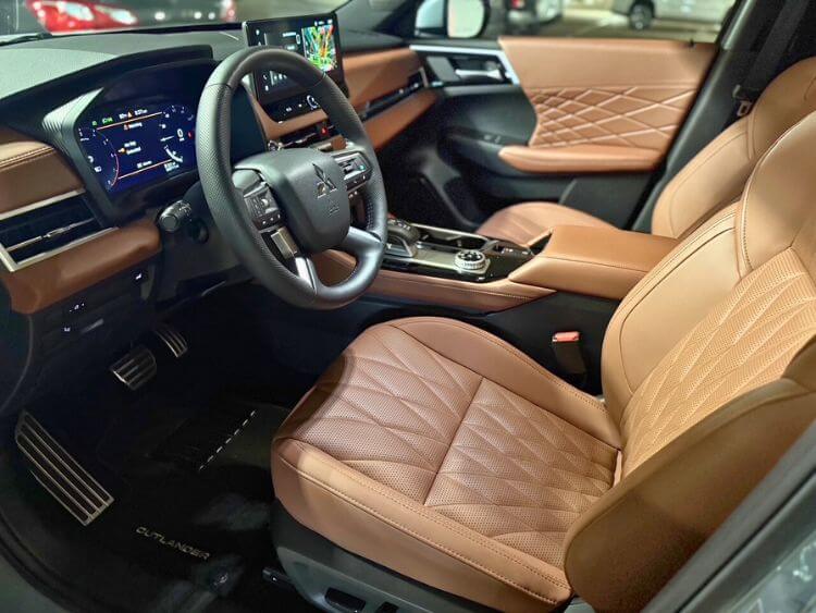 2025-Mitsubishi-outlander-SEL-cabin-hero-carpro