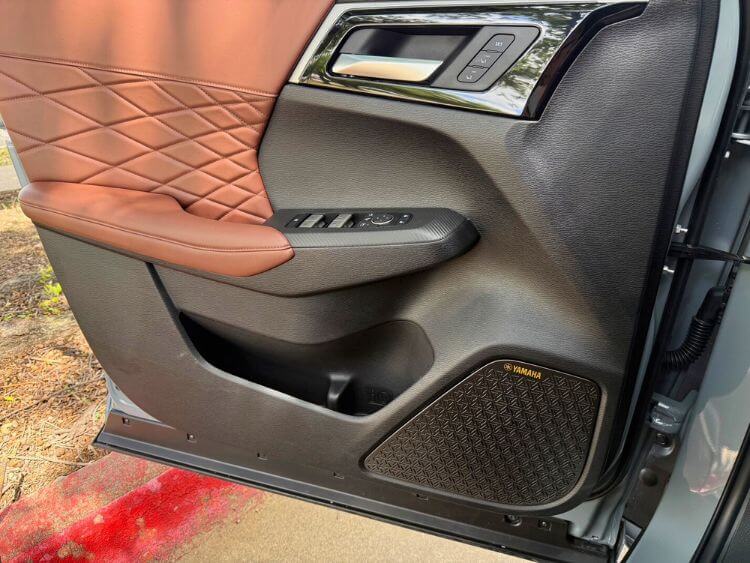 2025-Mitsubishi-outlander-SEL-door-panel-