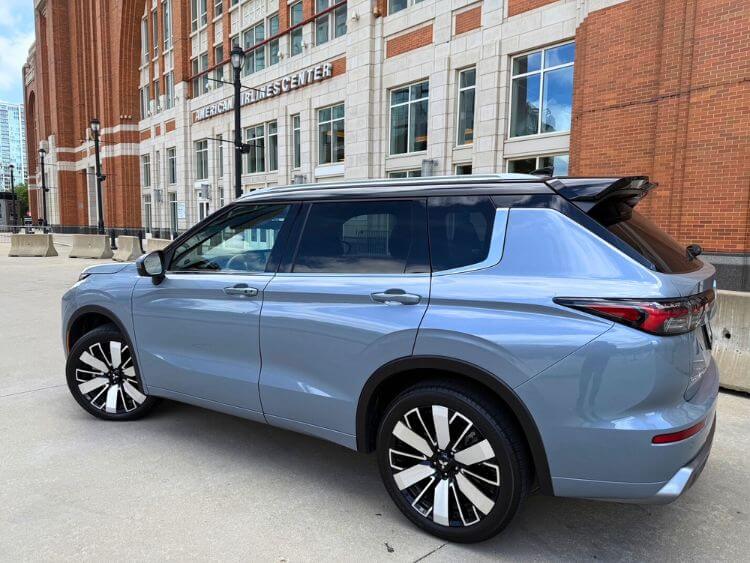 2025-Mitsubishi-outlander-SEL-exterior-5-carpro
