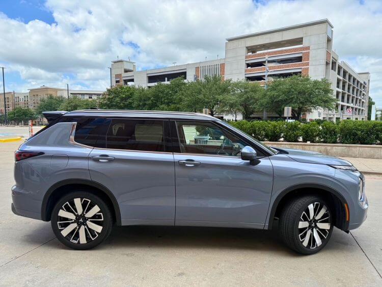 2025-Mitsubishi-outlander-SEL-profile-1-carpro