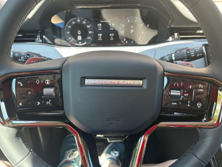 2025-Range-Rover-Evoque-Dynamic-SE-steering-wheel-carpro .jpg