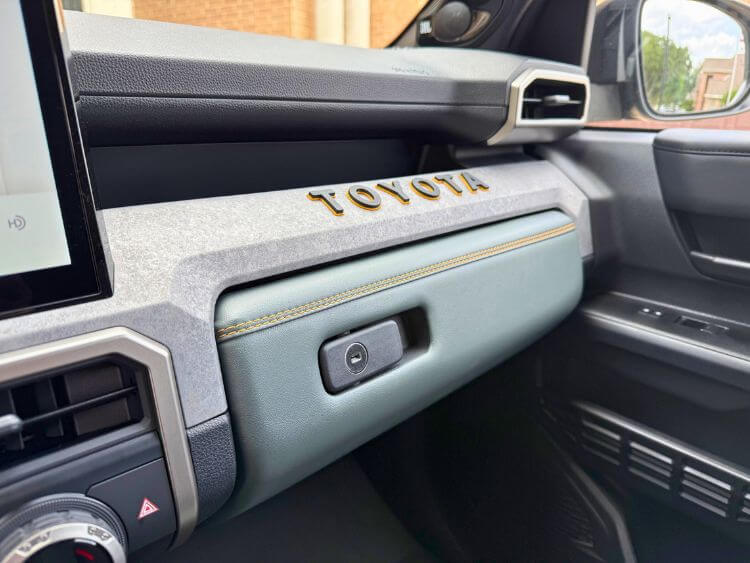 2025-Toyota-4runner-trailhunter-dash--carpro.jpg