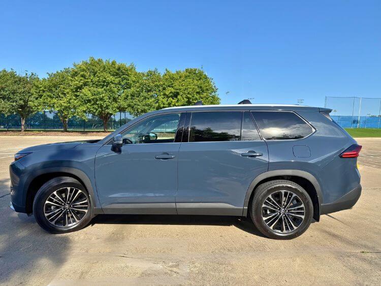 2025-Toyota-Grand-Highlander-Platinum-profile