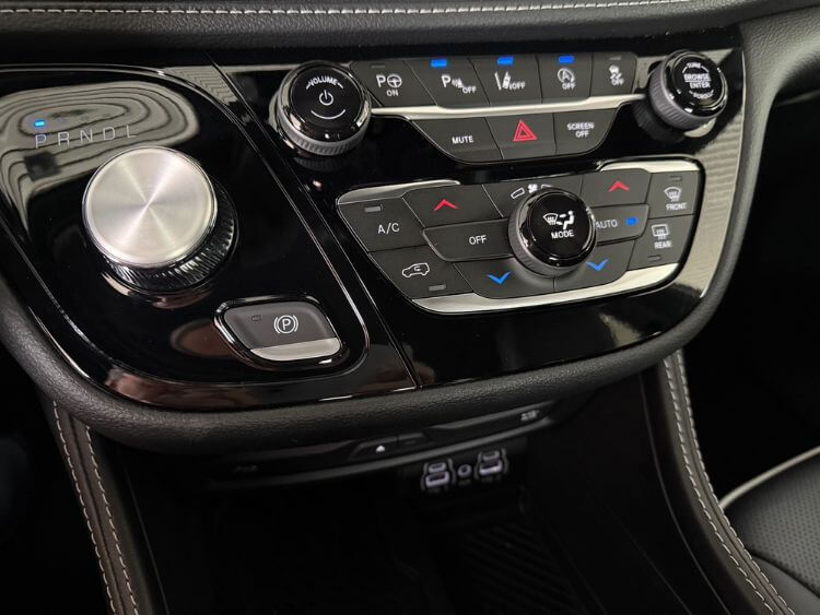 2025-chrysler-pacifica-center-stack
