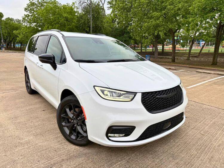 2025-chrysler-pacifica-limited-front-end-2-jpg.jpg