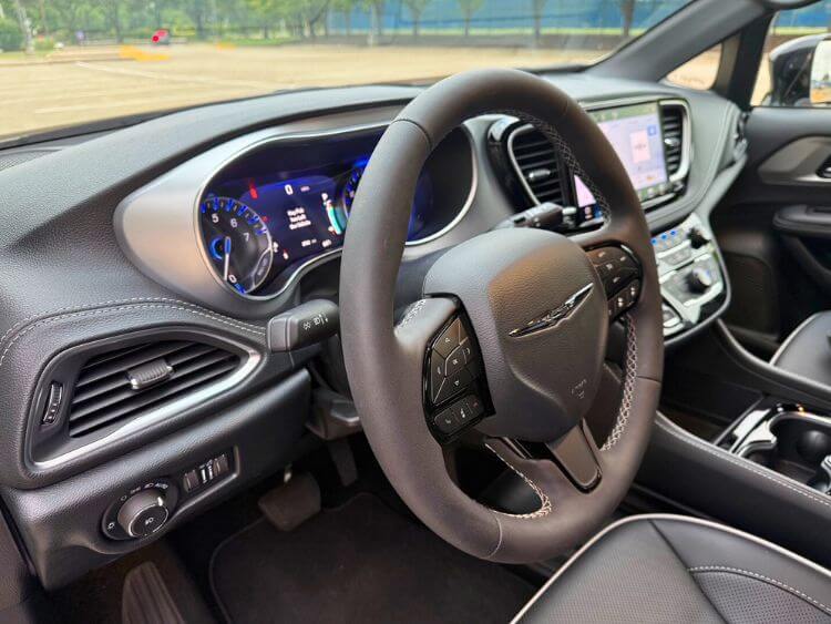 2025-chrysler-pacifica-limited-steering-wheel-3jpg
