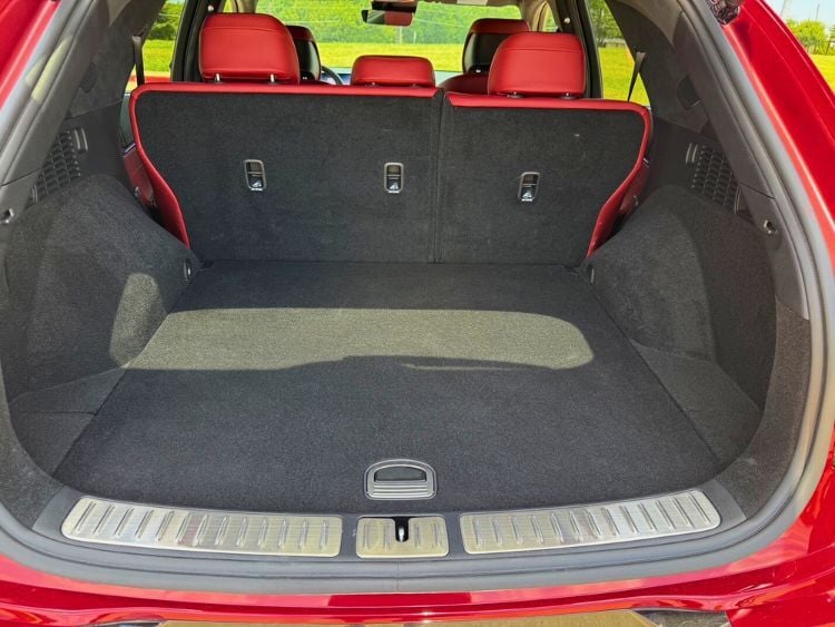 2025-genesis-g70-3.3-t-cargo-area-jpg