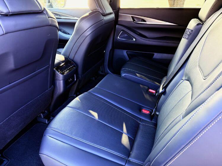 2025-infiniti-qx60-2nd-row-display -carpro.jpg