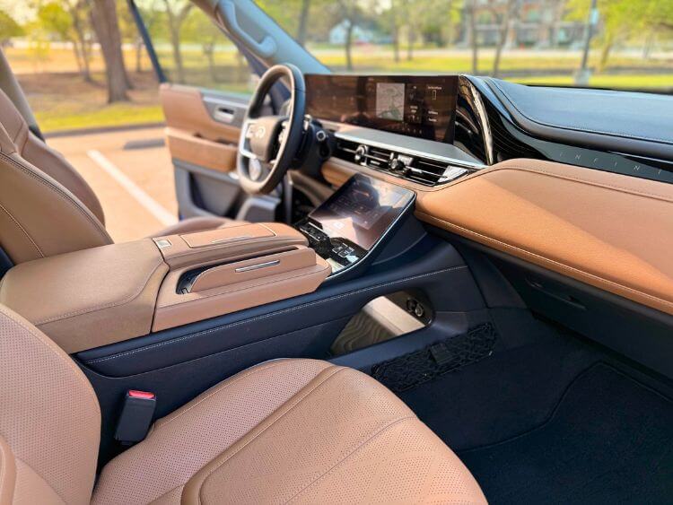 2025-infinitiqx-80-sensory-passenger-side-carpro.jpg