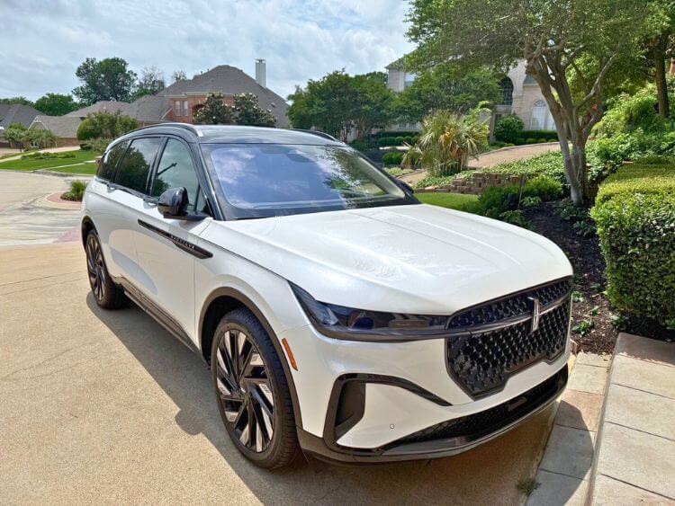 2025-lincoln-nautilus-reserve-exterior-drive-way-carpro