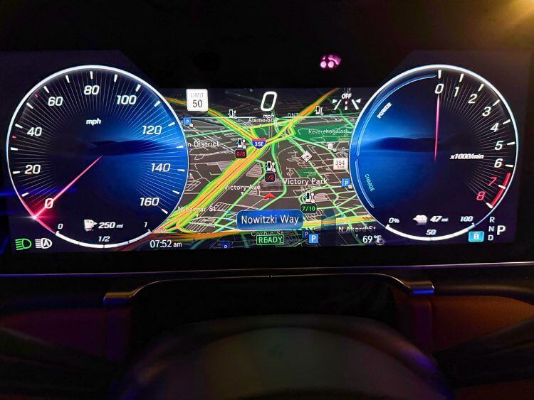 2025-mercedes-benz-s560e-digital-display-carpro