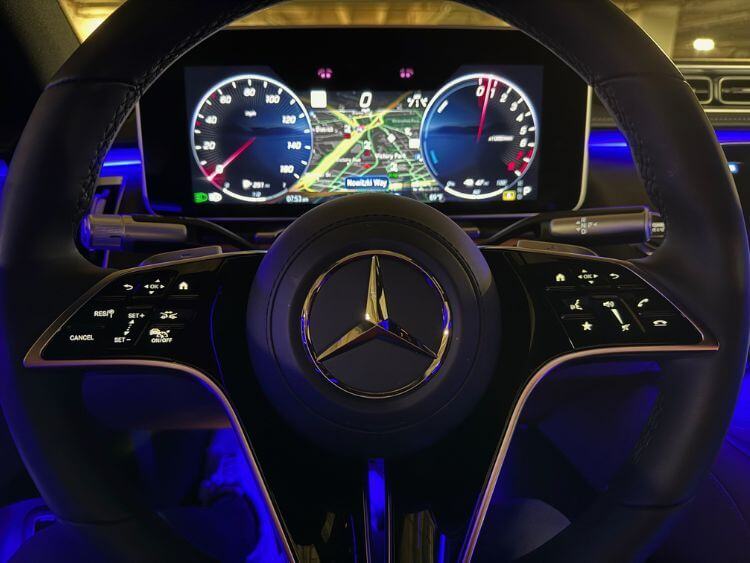 2025-mercedes-benz-s560e-night-steering-wheel-carpro.jpg