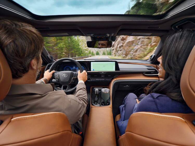 2025-toyota-signia-crown-interior-credit-toyota (1)