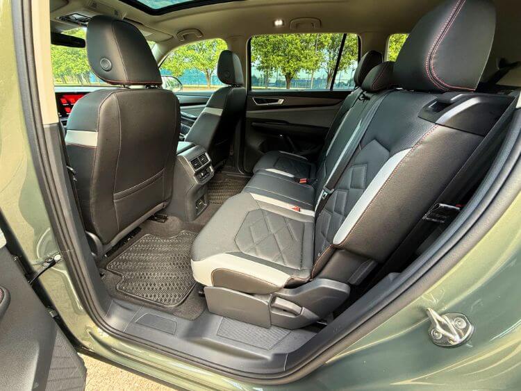 2025-vw-atlas-peak-edition-2nd-row-carpro