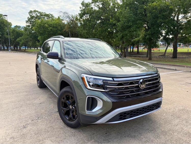 2025-vw-atlas-peak-edition-exterior-front-end-2-carpro.jpg