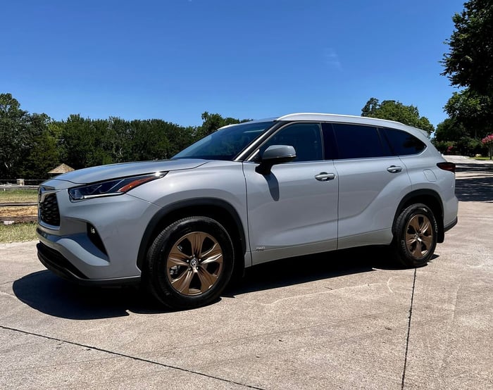 REVIEW:  2022 Toyota Highlander Hybrid Bronze Edition Gets You There In Style
