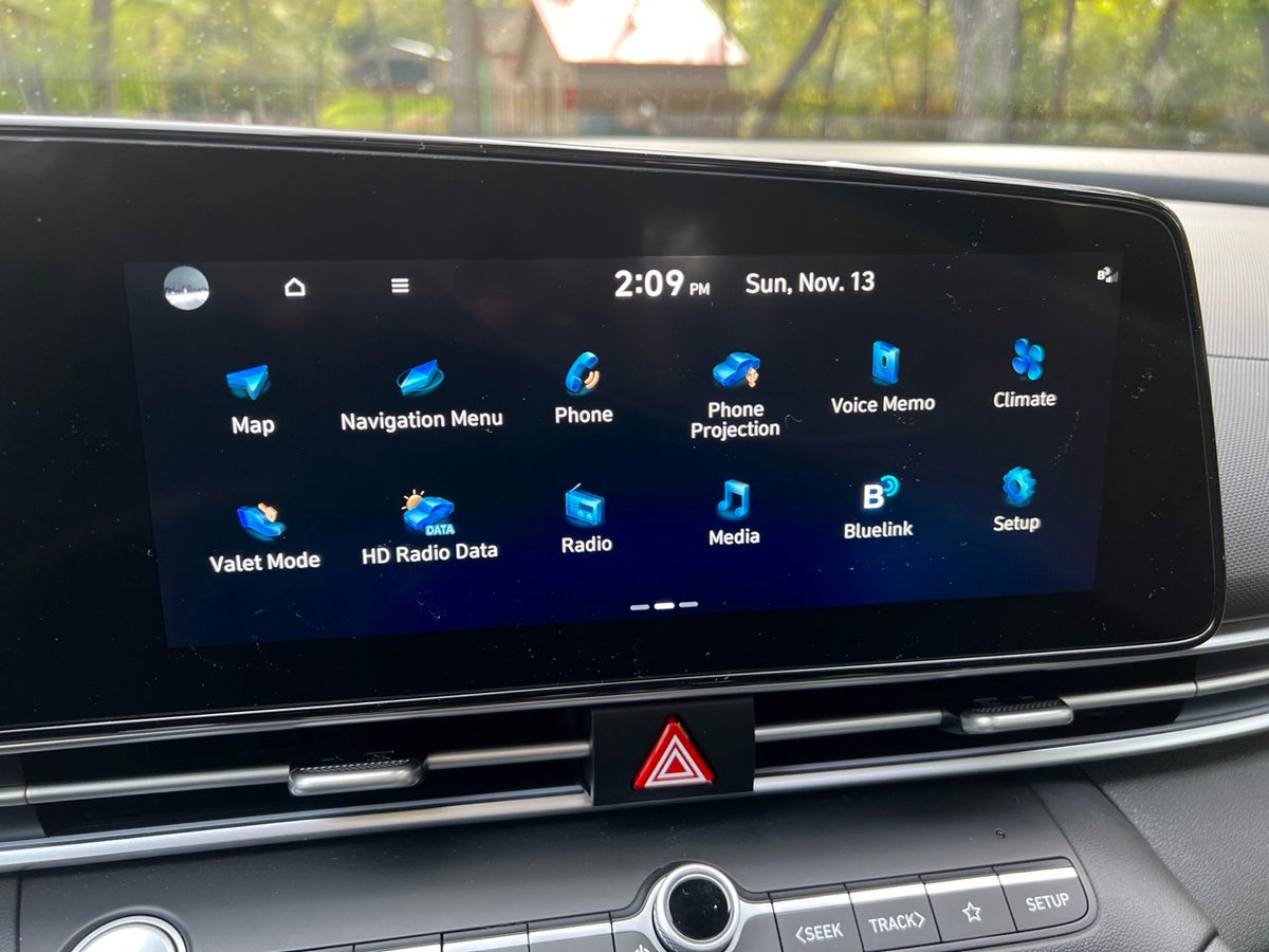 2023 Hyundai Elantra Limited touch screen