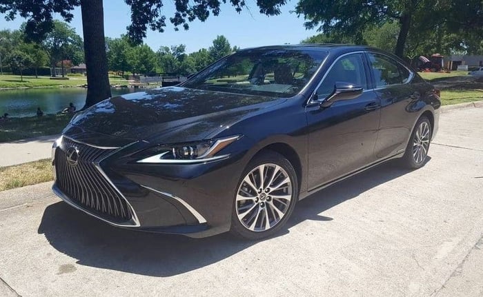 Redesigned 2019 Lexus ES 300h Sports New Styling, Better Interior