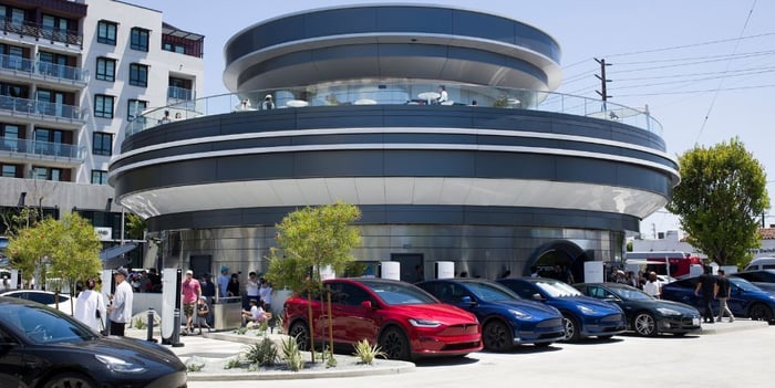 Elon & Tesla Open “Diner & Drive-In” In Hollywood With 80 EV Chargers